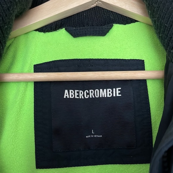 ABERCROBIE. Size L. Color navey. Inside green - Picture 2 of 13